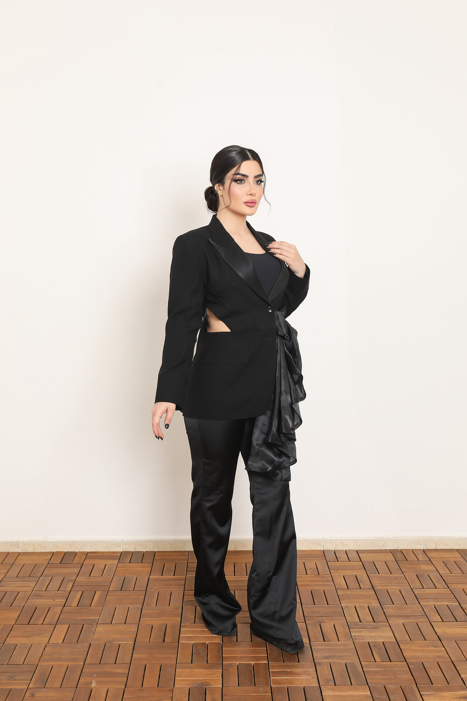 MODERN NOIR ELEGANCE