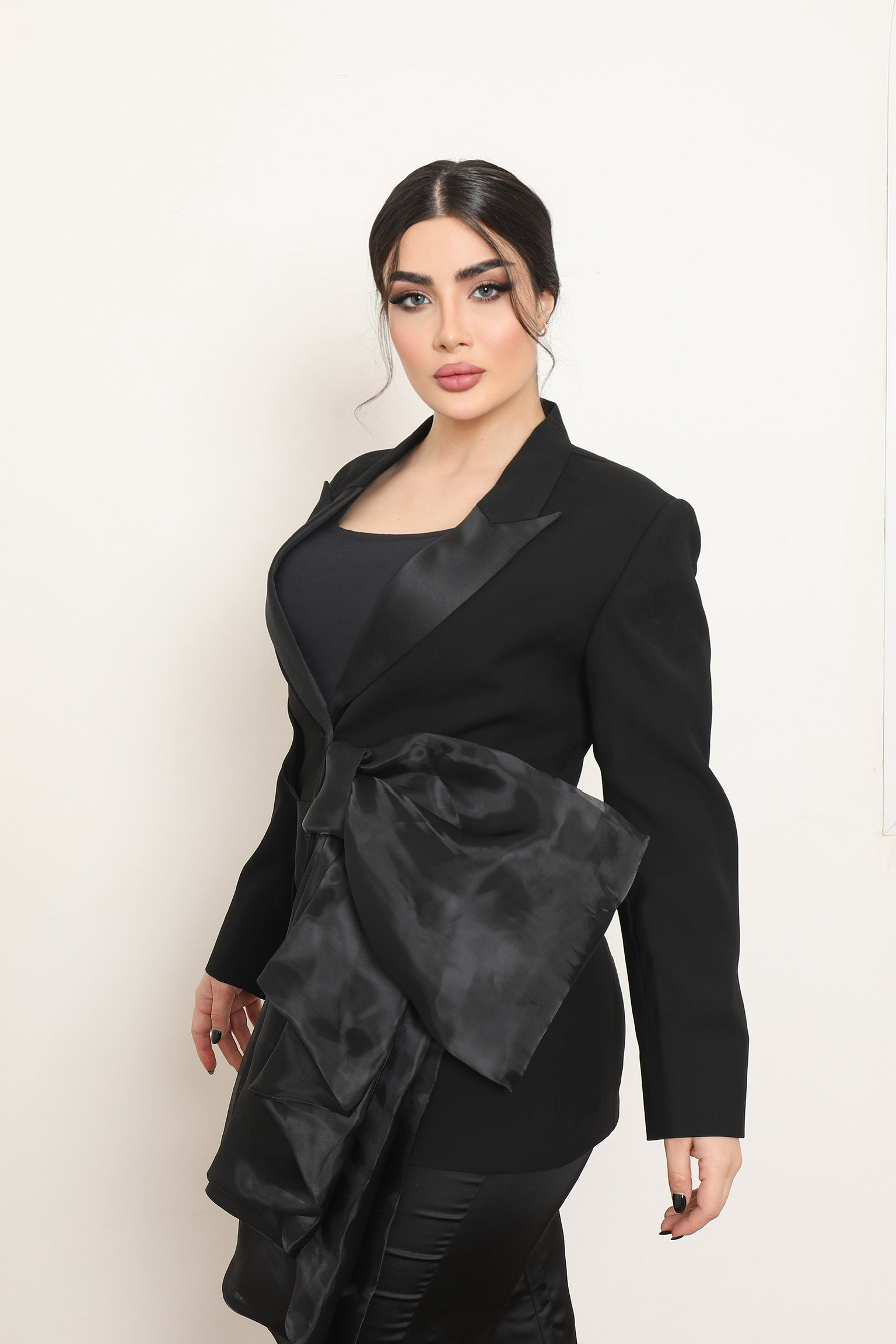 MODERN NOIR ELEGANCE